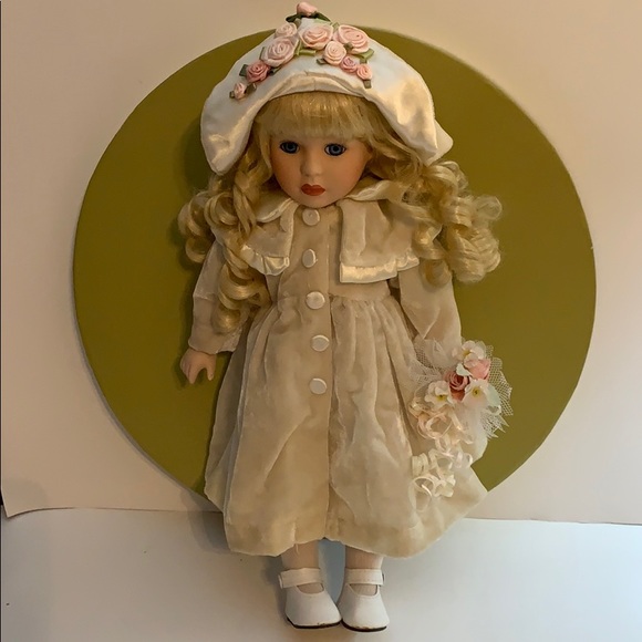 Seymour Mann Connoisseur Collectible Doll - Picture 1 of 8